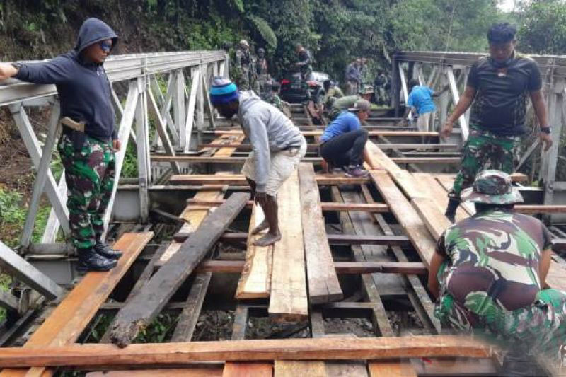 Dandim kerahkan 20 anggota perbaiki jembatan yang dirusak