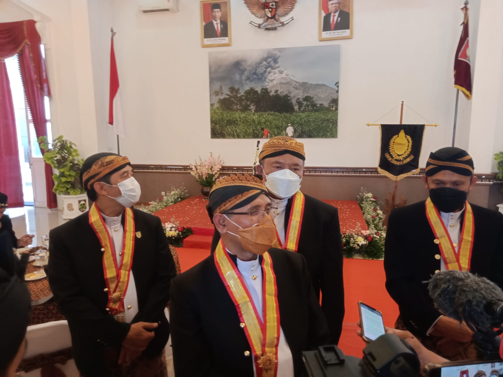 Tiga pejabat Pemkab Boyolali dapat anugerah gelar dari Kraton Surakarta Tiga pejabat Pemkab Boyolali dapat anugerah gelar dari Kraton Surakarta