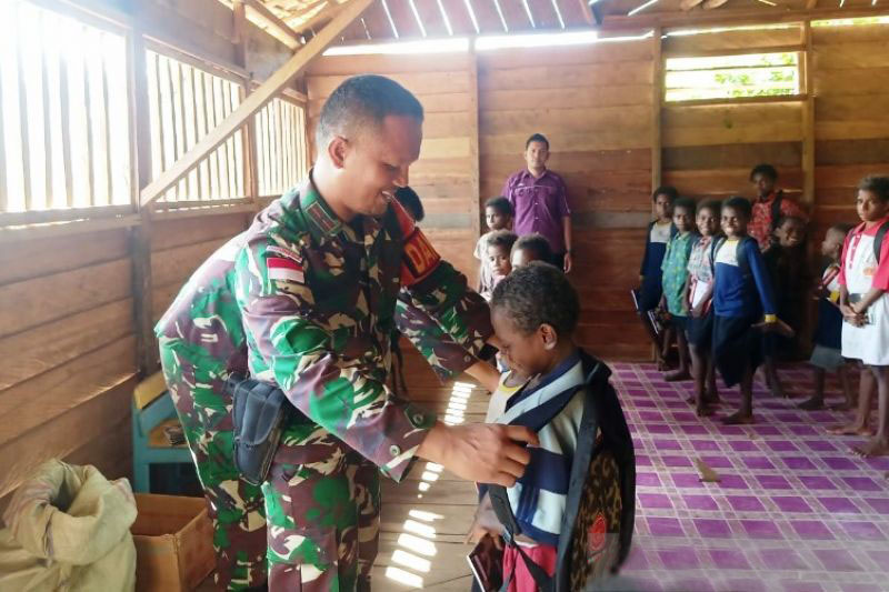 Satgas TNI Yonif 123 berikan bantuan tas-buku anak di perbatasan