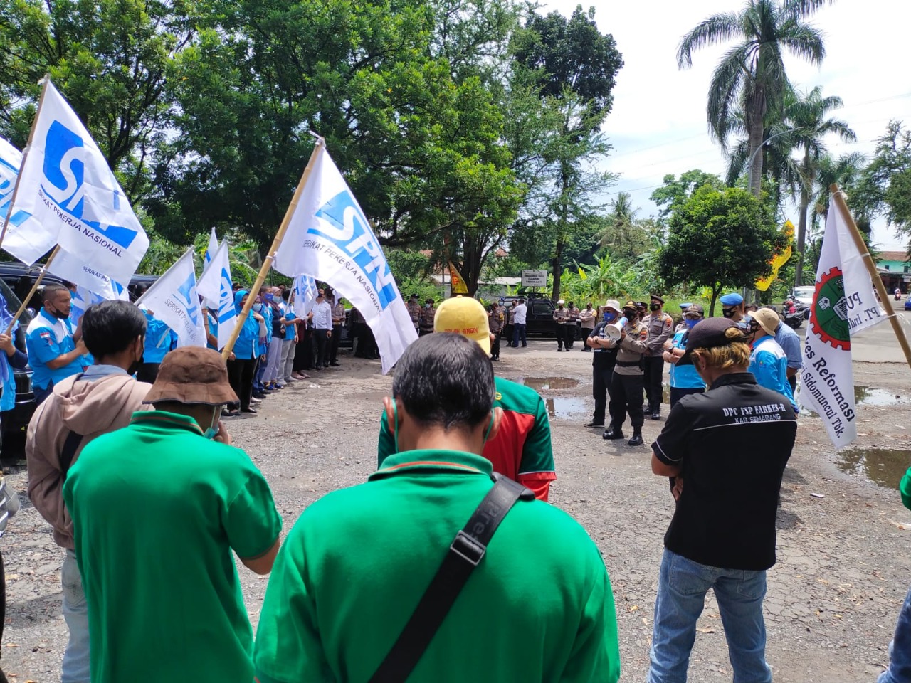 Demo buruh di Semarang dapat pengawalan ketat petugas keamanan Demo buruh di Semarang dapat pengawalan ketat petugas keamanan