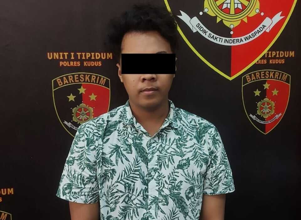 Polres Kudus bekuk dua pelaku begal bercelurit di SPBU Polres Kudus bekuk dua pelaku begal bercelurit di SPBU