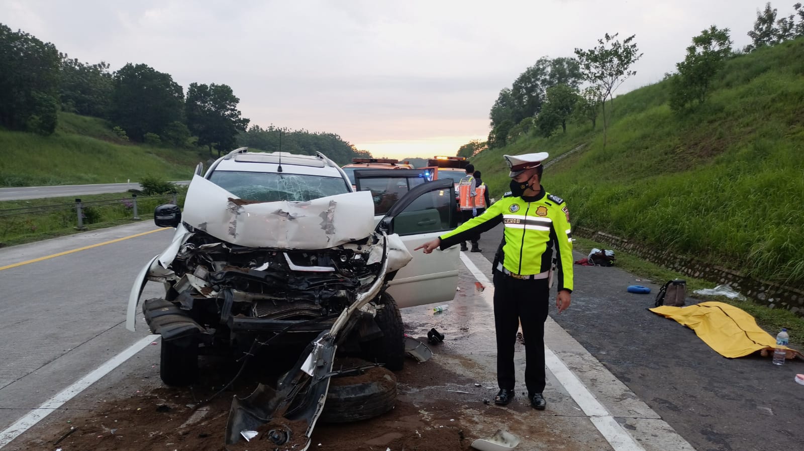 Pajero tabrak truk pasir di Tol Cipali, 2 tewas Pajero tabrak truk pasir di Tol Cipali, 2 tewas