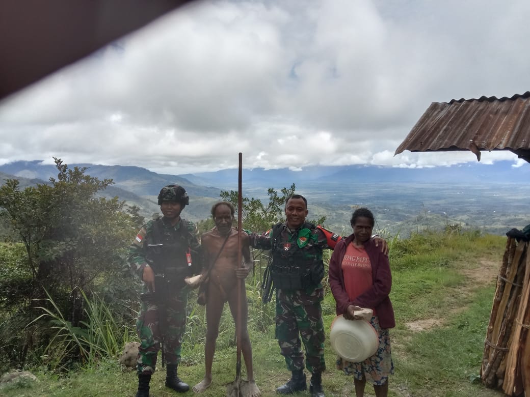 Jaga stabilitas keamanan wilayah Papua, Satgas Yonif RK 751/VJS gelar patroli simpatik Jaga stabilitas keamanan wilayah Papua, Satgas Yonif RK 751/VJS gelar patroli simpatik