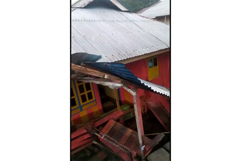 Gempa susulan magnitudo 3,4 robohkan satu rumah warga di Sawai Gempa susulan magnitudo 3,4 robohkan satu rumah warga di Sawai