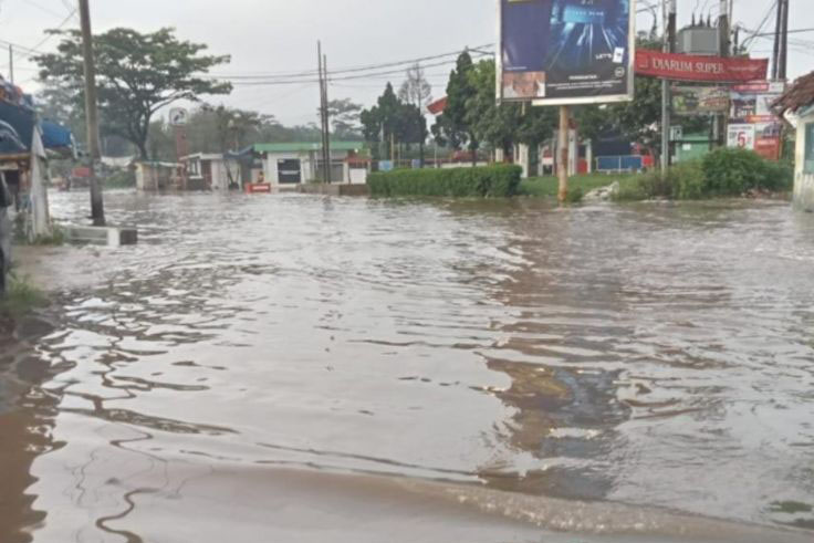 Banjir menyebabkan jalanan tergenang di Bandung Selatan