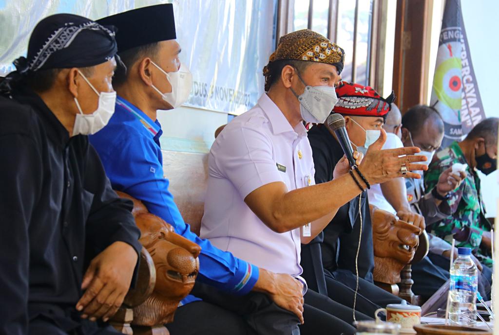 Bupati Kudus minta komunitas adat Sedulur Sikep ikut vaksinasi Bupati Kudus minta komunitas adat Sedulur Sikep ikut vaksinasi