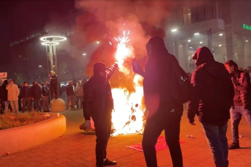 Kerusuhan terjadi di malam ketiga bentrok karena aturan COVID Belanda Kerusuhan terjadi di malam ketiga bentrok karena aturan COVID Belanda