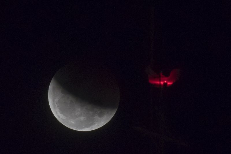 BMKG Ambon pantau gerhana bulan di area Patung Christina Jumat petang BMKG Ambon pantau gerhana bulan di area Patung Christina Jumat petang