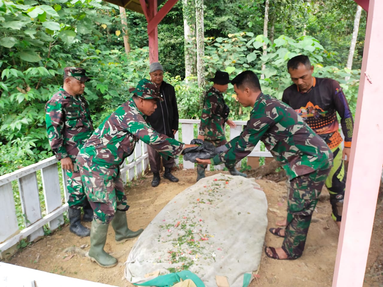 Menembus hutan belantara, prajurit Kodim 0103/Aceh Utara peringati Hari Pahlawan di Makam Cut Meutia 