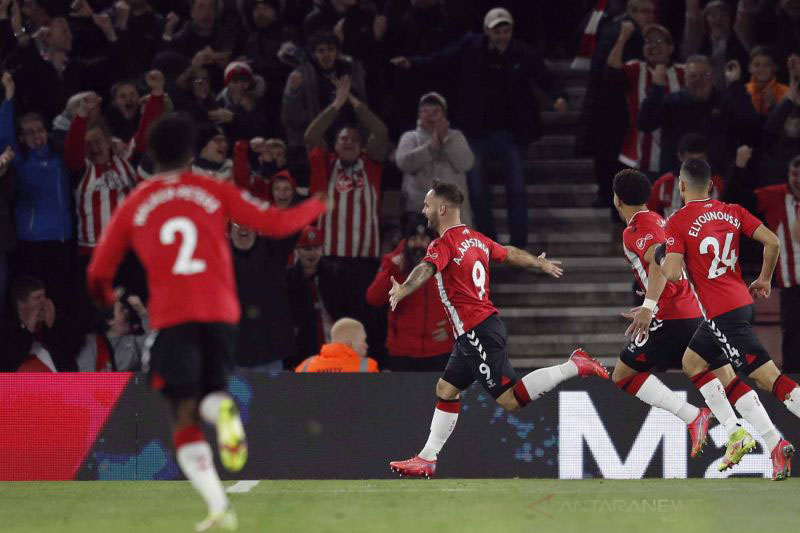 Armstrong bawa Southampton perpanjang derita Villa