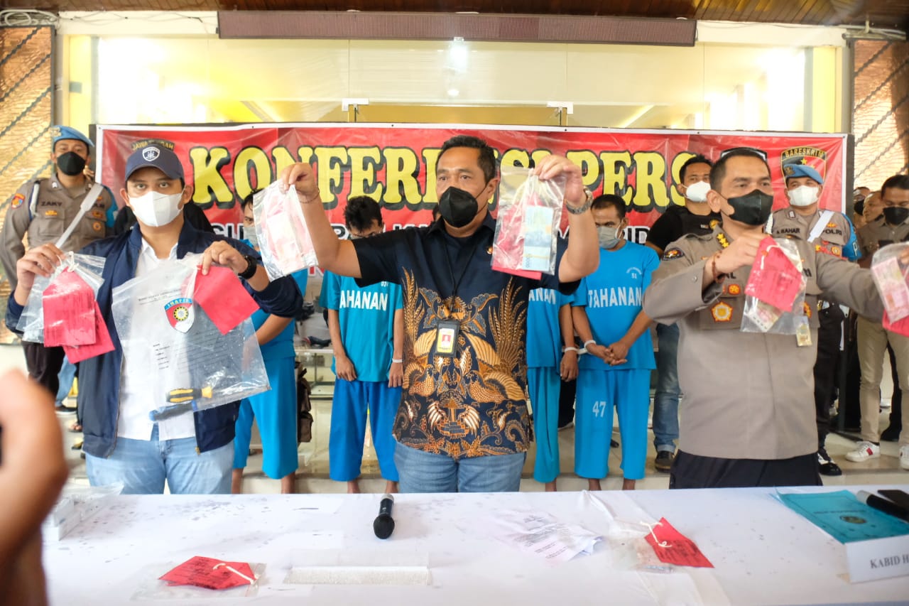 Polda Jateng bekuk komplotan spesialis pembobol brankas perkantoran Polda Jateng bekuk komplotan spesialis pembobol brankas perkantoran