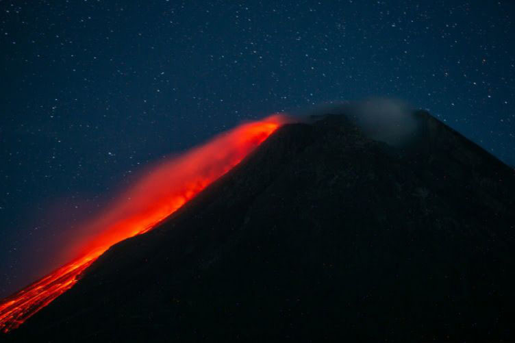 Merapi luncurkan guguran lava pijar tujuh kali Merapi luncurkan guguran lava pijar tujuh kali