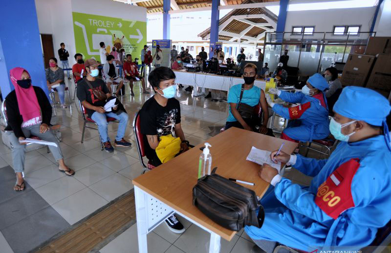 Cakupan vaksinasi COVID-19 dosis pertama di Bali melampaui 100 persen