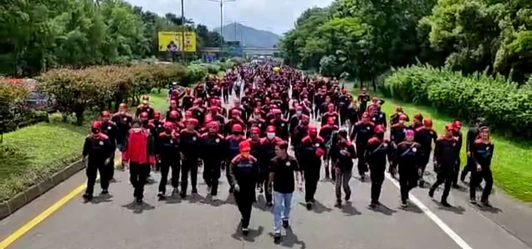 Buruh gelar aksi di jalur tol macetkan lalu lintas Buruh gelar aksi di jalur tol macetkan lalu lintas