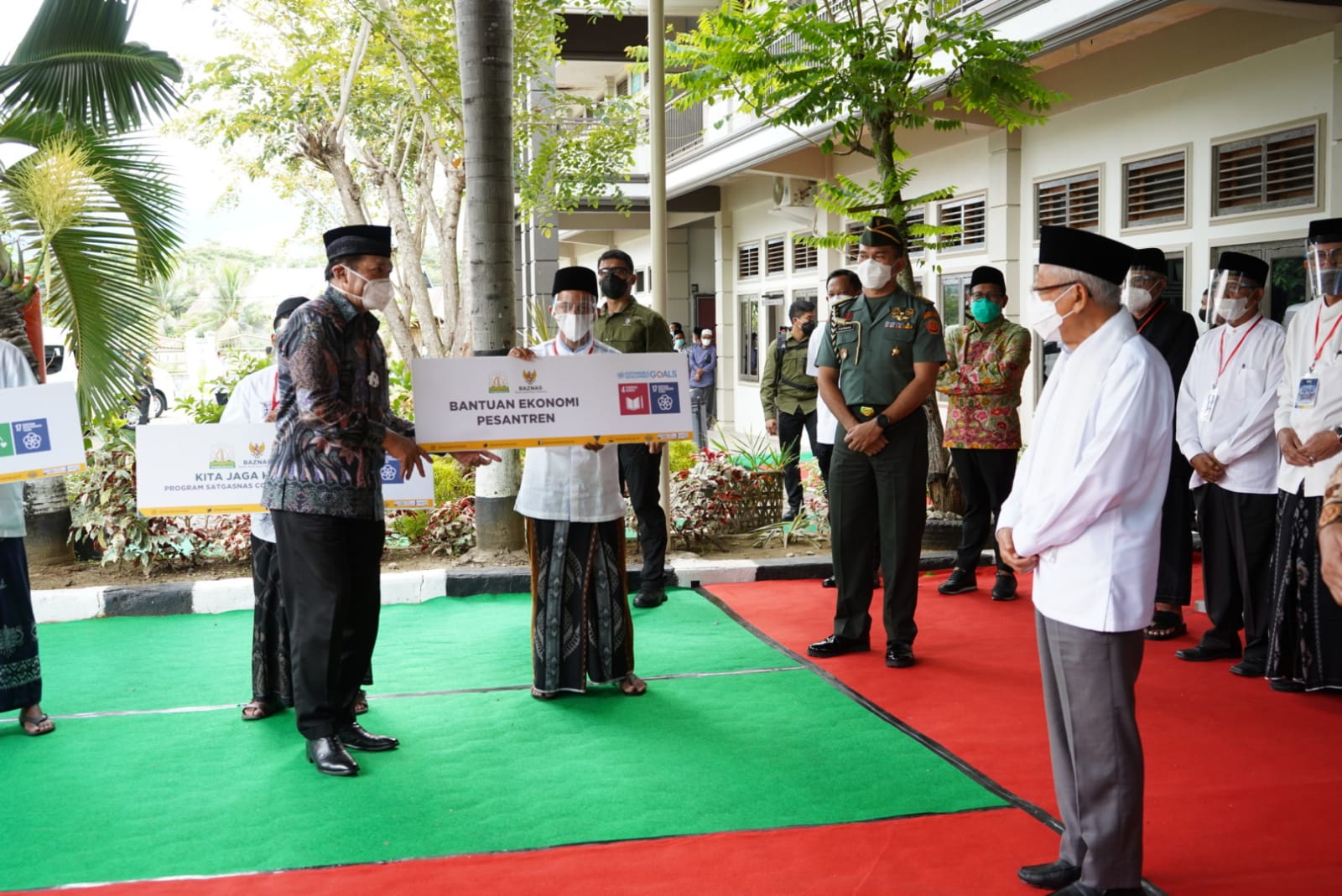 Bersama Wapres RI, BAZNAS serahkan bantuan Program KJU dan KJK di Aceh dan Medan