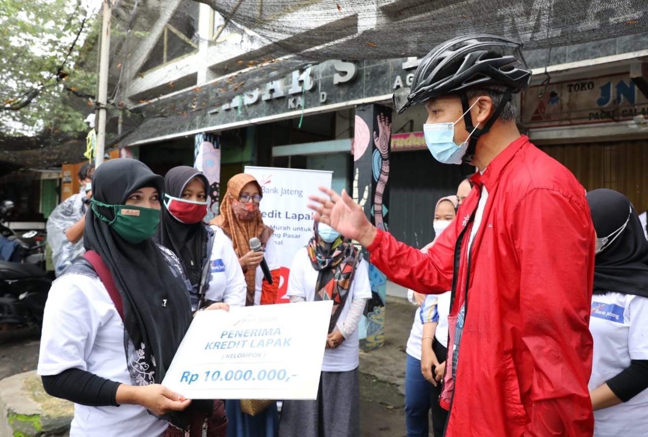 Emak-emak pedagang ditawari pinjaman bunga rendah untuk bangkitkan perekonomian Emak-emak pedagang ditawari pinjaman bunga rendah untuk bangkitkan perekonomian