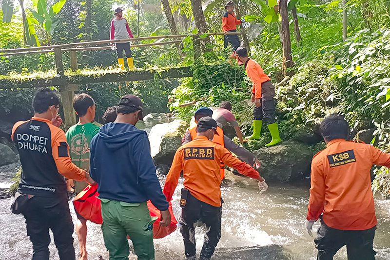 Tim SAR evakuasi jenazah korban tenggelam di Sungai Lingga Banyumas Tim SAR evakuasi jenazah korban tenggelam di Sungai Lingga Banyumas