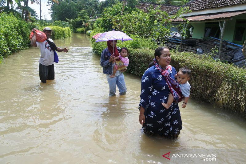 Bibit Siklon Tropis 90S jadi Siklon Paddy potensi hujan lebat di Jawa