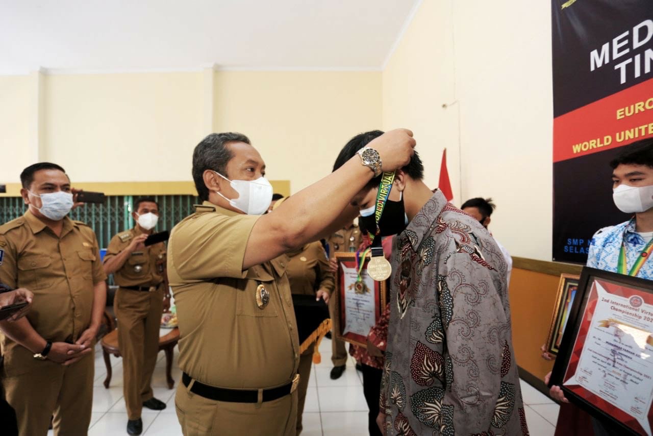 Sejumlah atlet karate Kota Bandung raih medali di kejuaraan karate tingkat internasional Sejumlah atlet karate Kota Bandung raih medali di kejuaraan karate tingkat internasional