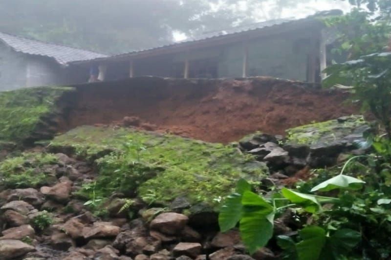 BPBD Gunung Kidul imbau masyarakat waspadai potensi tanah longsor BPBD Gunung Kidul imbau masyarakat waspadai potensi tanah longsor