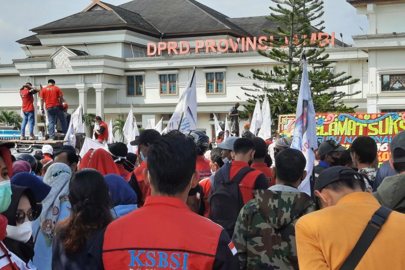 Tuntut kenaikan upah, ratusan buruh unjuk rasa di kantor Gubernur Jambi Tuntut kenaikan upah, ratusan buruh unjuk rasa di kantor Gubernur Jambi