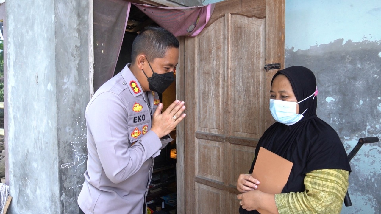 Kapolres Klaten beri tali asih keluarga yang miliki dua anak alami kelumpuhan Kapolres Klaten beri tali asih keluarga yang miliki dua anak alami kelumpuhan