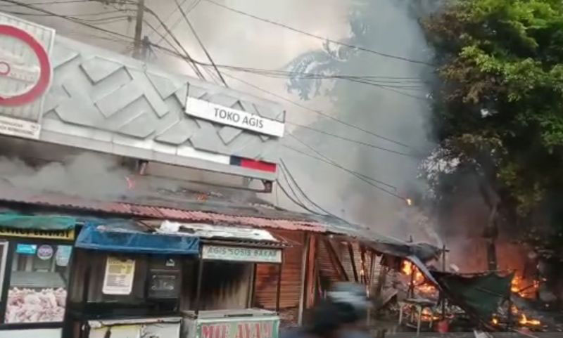 Kebakaran lahap 13 kios milik IPB di Dramaga Bogor Kebakaran lahap 13 kios milik IPB di Dramaga Bogor