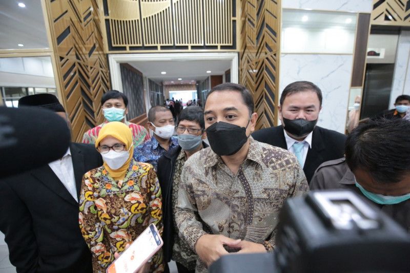 Wali Kota Surabaya jelaskan rencana satukan sekolah negeri dan swata