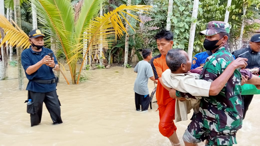 TNI, SAR dan BNPB bantu evakuasi warga terdampak banjir