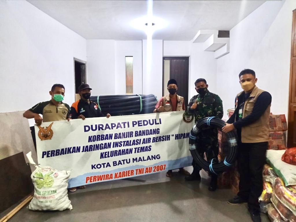 Perwira TNI Durapati berikan bantuan bagi korban banjir bandang Kota Malang 
