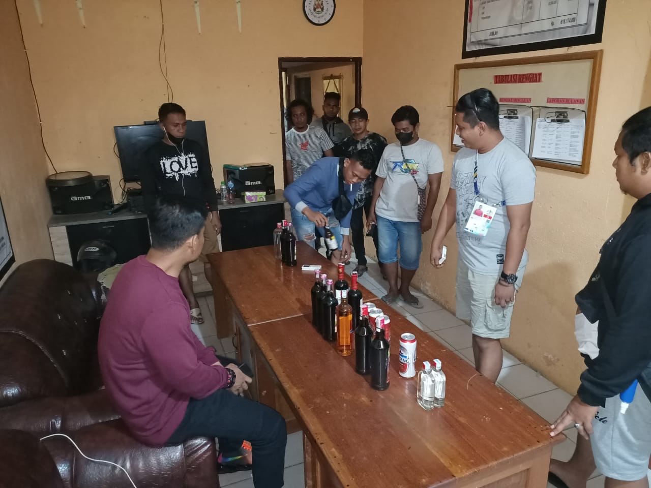Polisi tangkap lima pemuda penjual miras saat pelaksanaan Perparnas XVI Papua Polisi tangkap lima pemuda penjual miras saat pelaksanaan Perparnas XVI Papua