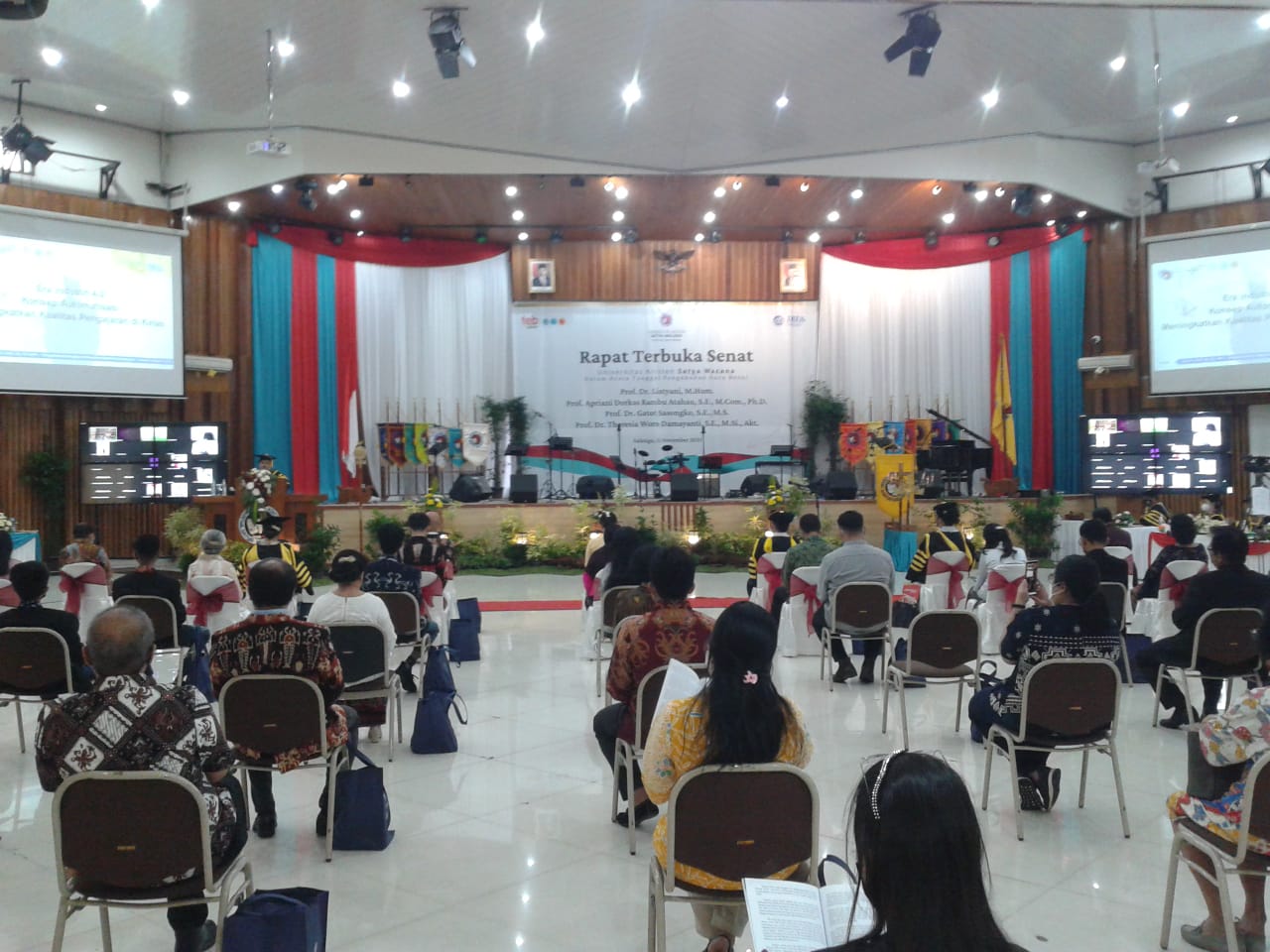 UKSW kukuhkan empat guru besar UKSW kukuhkan empat guru besar
