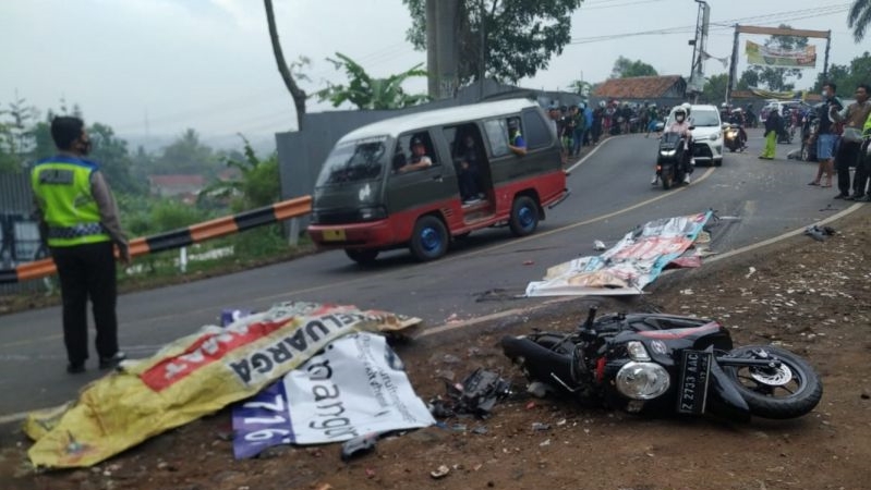 Empat orang tewas akibat kecelakaan di Tanjungsari Sumedang Empat orang tewas akibat kecelakaan di Tanjungsari Sumedang