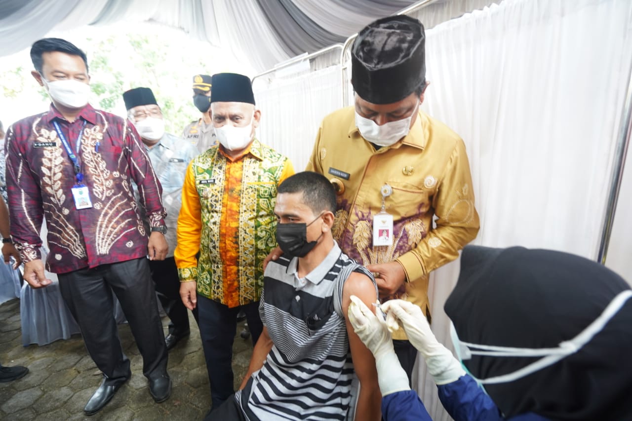 Vaksinasi percepat kekebalan masyarakat dari Covid-19 Vaksinasi percepat kekebalan masyarakat dari Covid-19