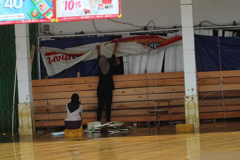 Menunggu banjir di Sintang surut