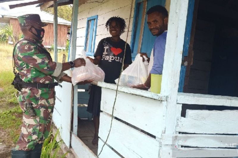 TNI bagikan sembako untuk warga Jila Mimika Papua