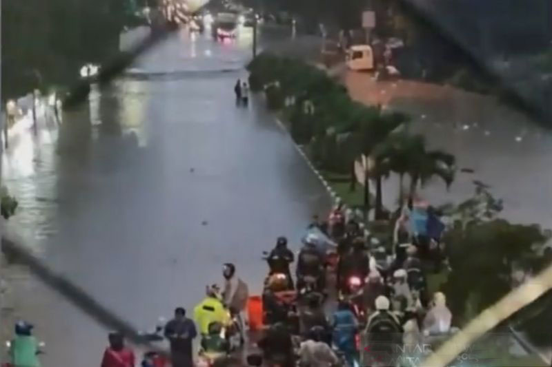 Akses utama Bandung-Cimahi dilanda banjir sebabkan kemacetan