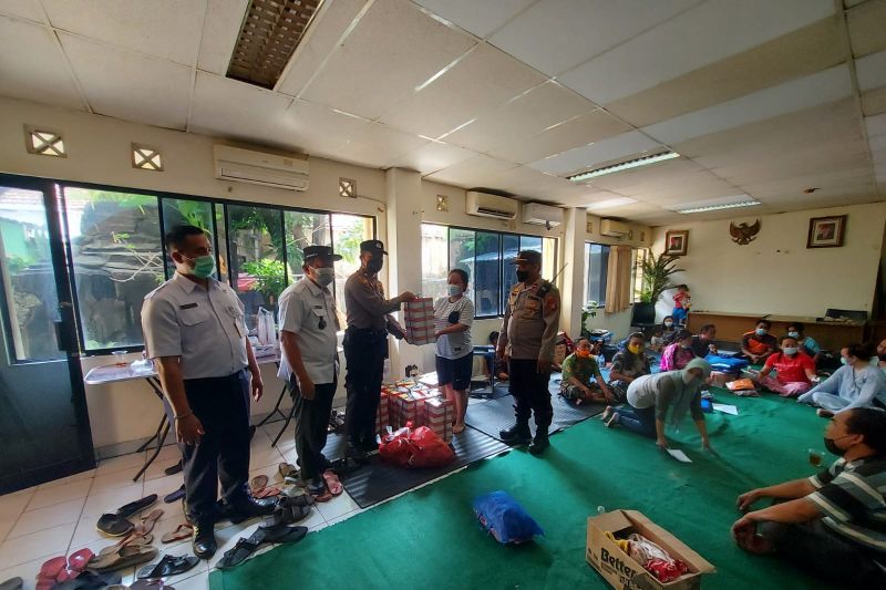 Polisi bantu warga korban kebakaran di Tambora