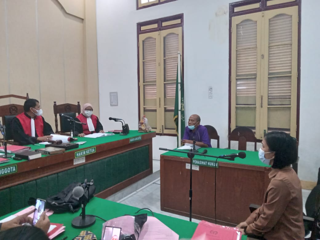 Hakim tertawa terbahak-bahak, sidang perkara gigi lengket di baju berubah seperti acara komedi Hakim tertawa terbahak-bahak, sidang perkara gigi lengket di baju berubah seperti acara komedi