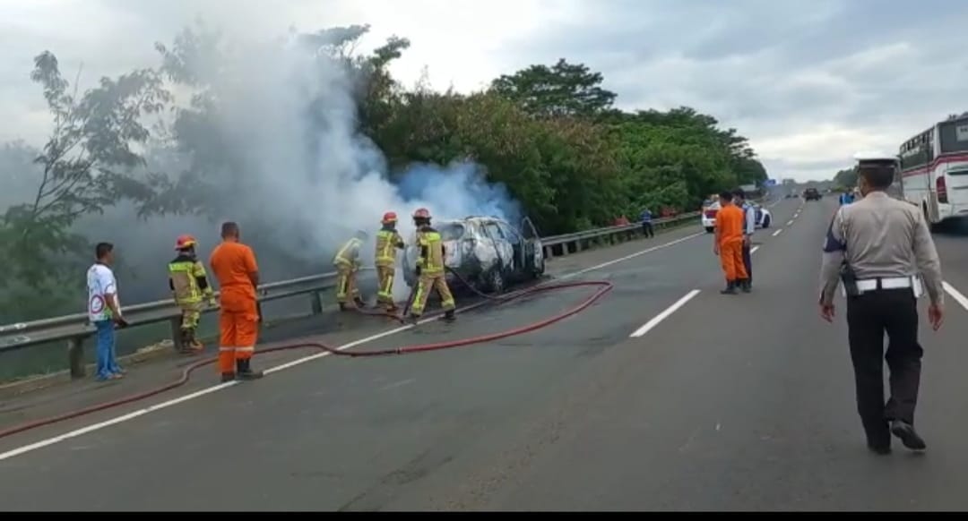 Diduga korsleting listrik, mobil terbakar di Tol Cipularang