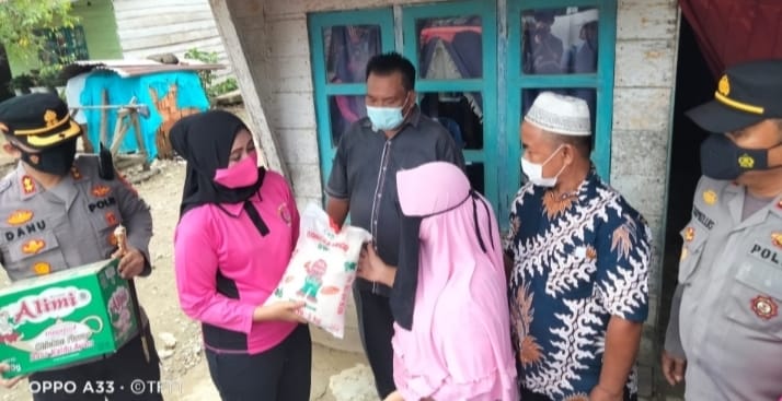 Bhayangkari Polres Langkat peduli korban banjir Batang Serangan Bhayangkari Polres Langkat peduli korban banjir Batang Serangan