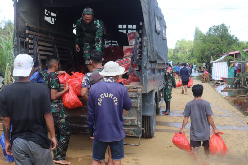TNI bagikan sembako untuk korban banjir di Kapuas Hulu Kalbar