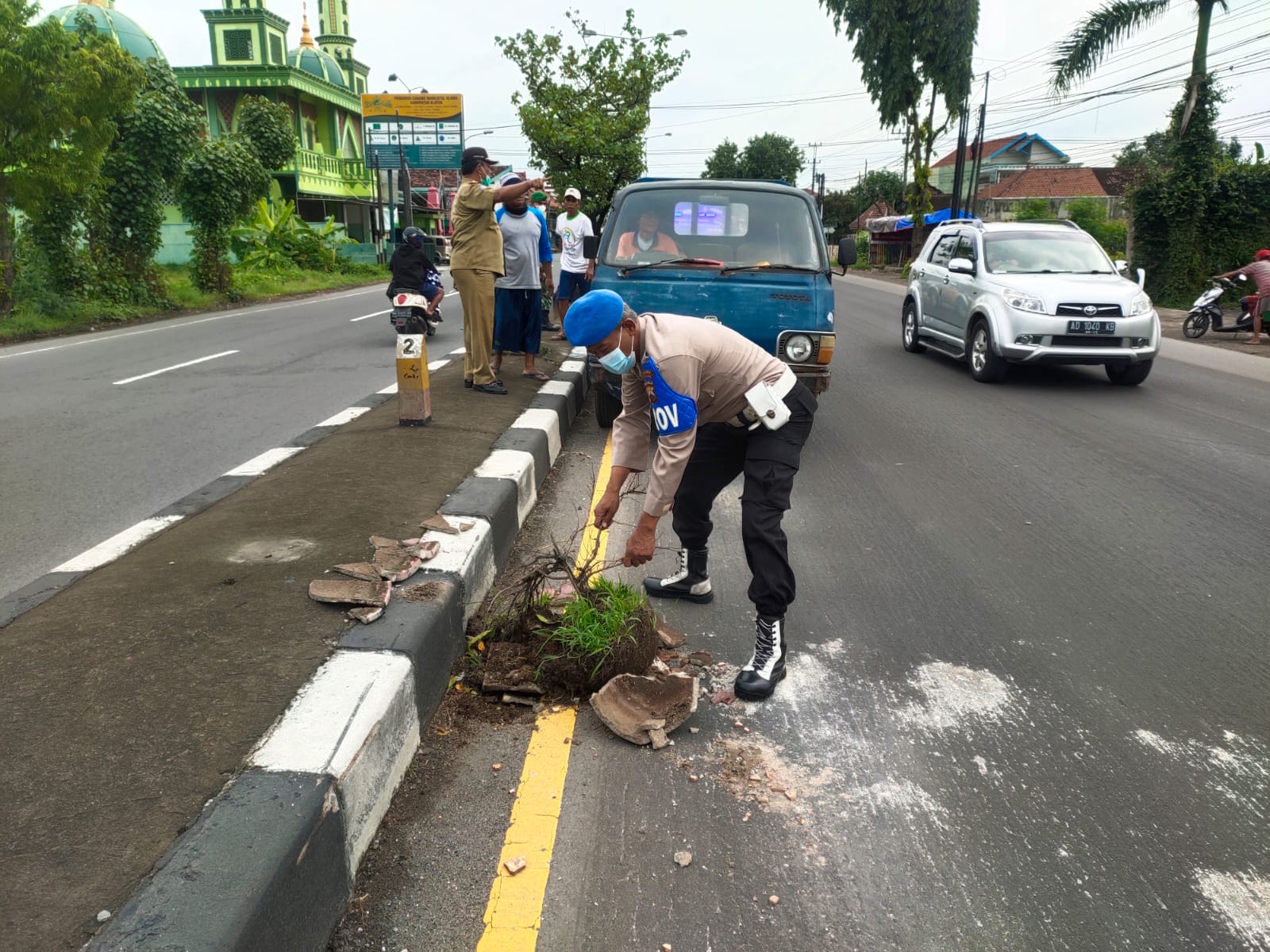 Puluhan pot bunga di Jalan Jogja Solo di Ceper Klaten dirusak suporter bola Puluhan pot bunga di Jalan Jogja Solo di Ceper Klaten dirusak suporter bola