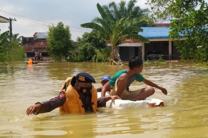 Brimob Polda Sumut bantu evakuasi korban banjir di Tanjung Morawa Brimob Polda Sumut bantu evakuasi korban banjir di Tanjung Morawa