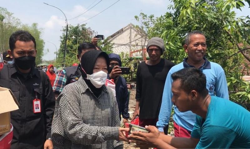 Menteri Sosial berikan bantuan ke korban banjir di Gresik Menteri Sosial berikan bantuan ke korban banjir di Gresik