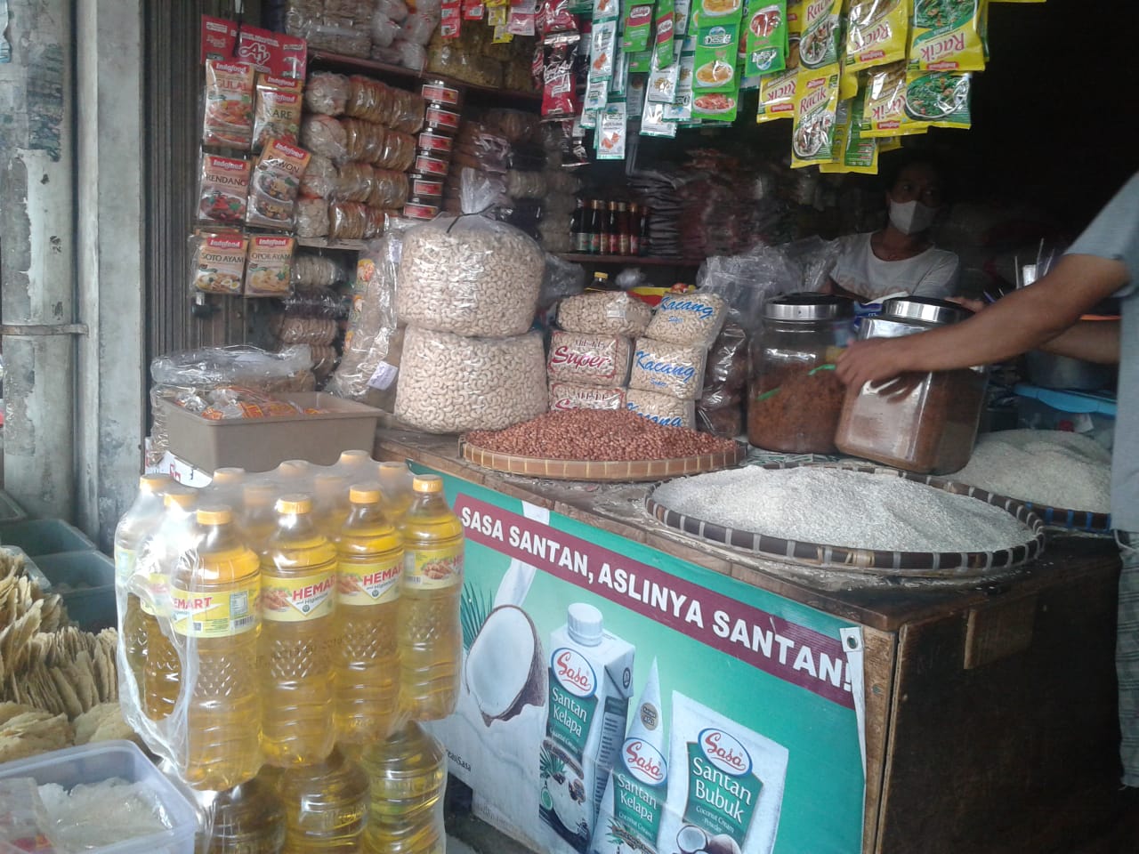 Harga minyak goreng masih tinggi Harga minyak goreng masih tinggi