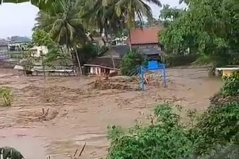 Banjir bandang terjang permukiman rumah warga Sukawening di Garut