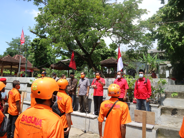 Jaga lingkungan, PDIP Yogyakarta bagi-bagi bibit jambu citra dan mangga Jaga lingkungan, PDIP Yogyakarta bagi-bagi bibit jambu citra dan manggaÂ