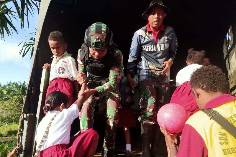 Satgas TNI bantu angkutan antar jemput anak perbatasan RI-PNG