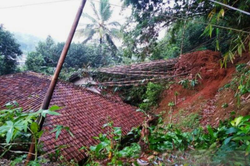 Longsor di Lembang tutup akses Cimahi-Bandung Barat